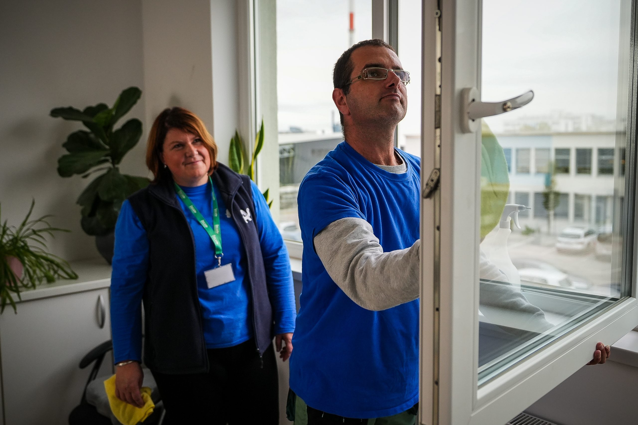 Nadzor opravljanja dela čiščenja oken v oddelku Čistilni servis