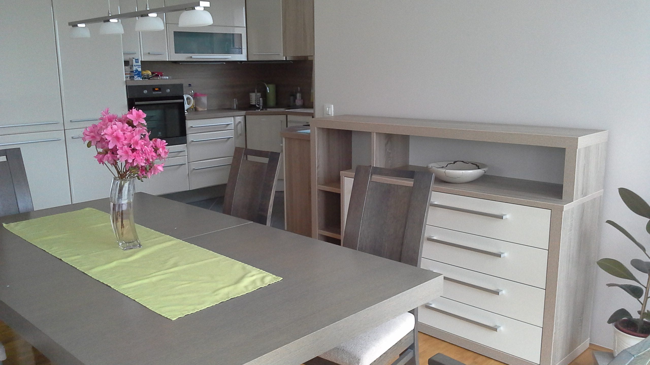 Kuhinja in jedilnica v svetlih barvah izdelana v oddelku mizarska delavnica Želva d.o.o.