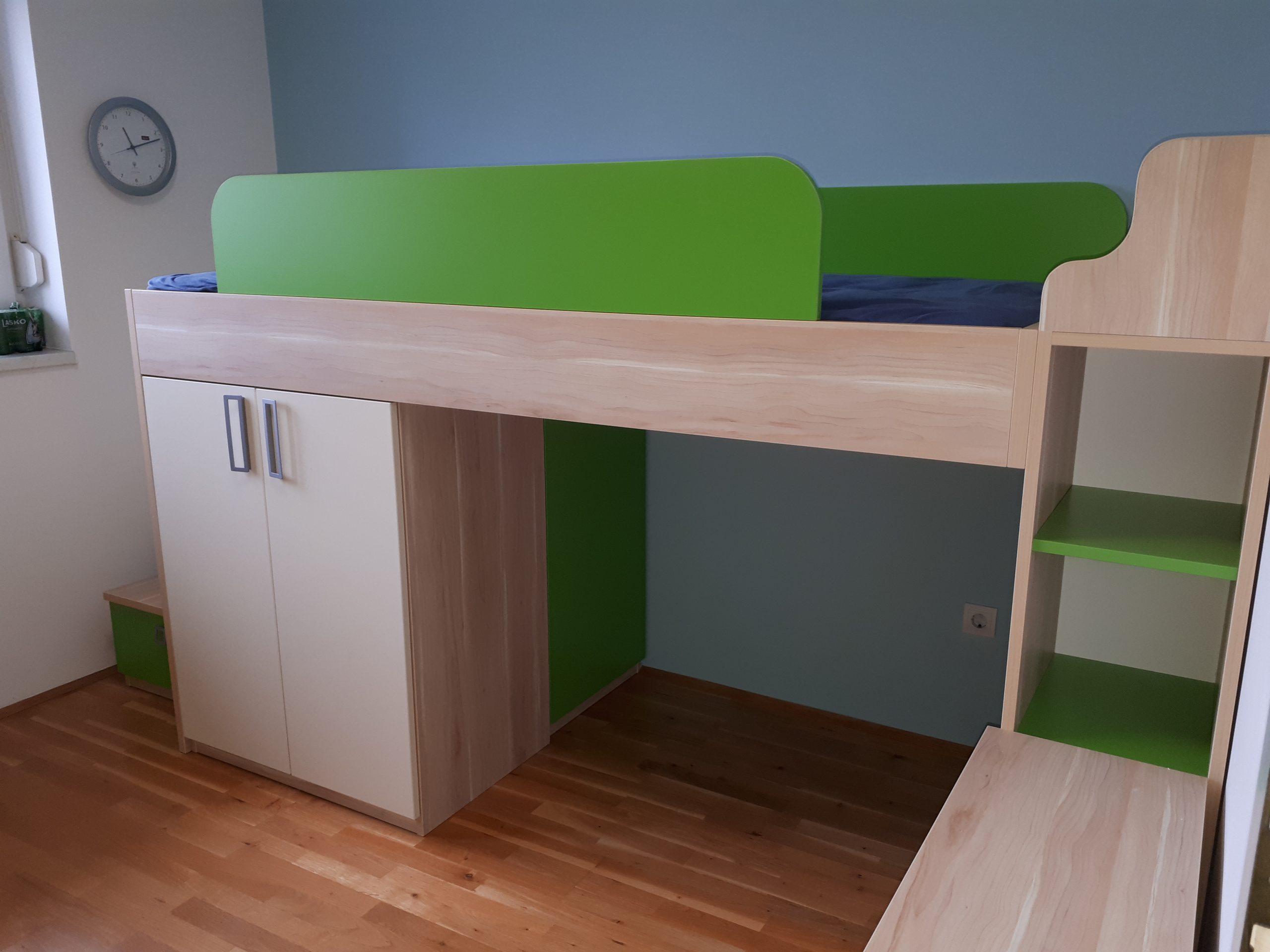 Pohištvo za otroško sobo v zelenih tonih izdelano v oddelku mizarska delavnica Želva.