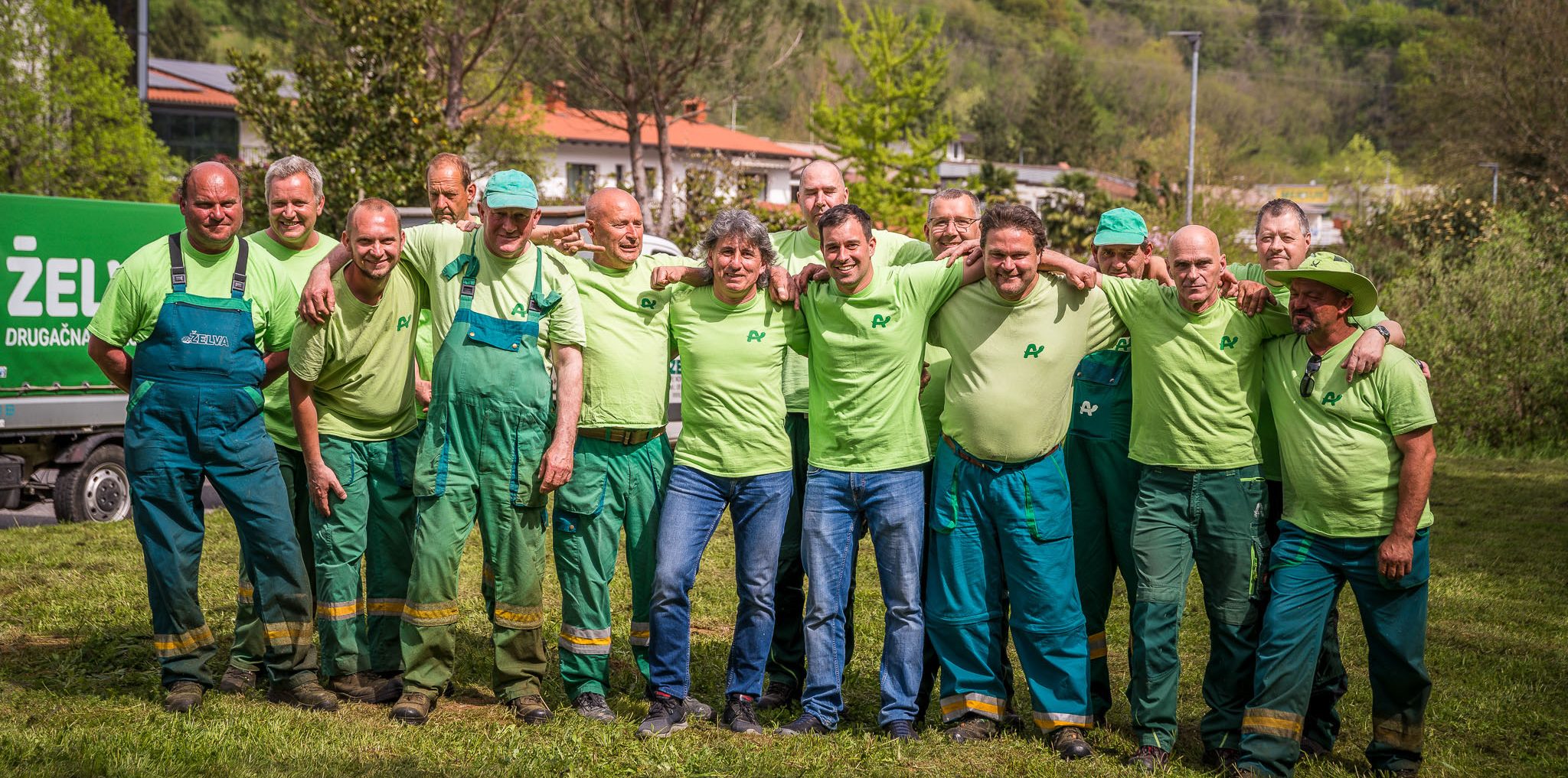 Zadovoljni izrazi ekipe vrtnarstvo in komunala Nova Gorica v zelenem okolju po končanem delu.