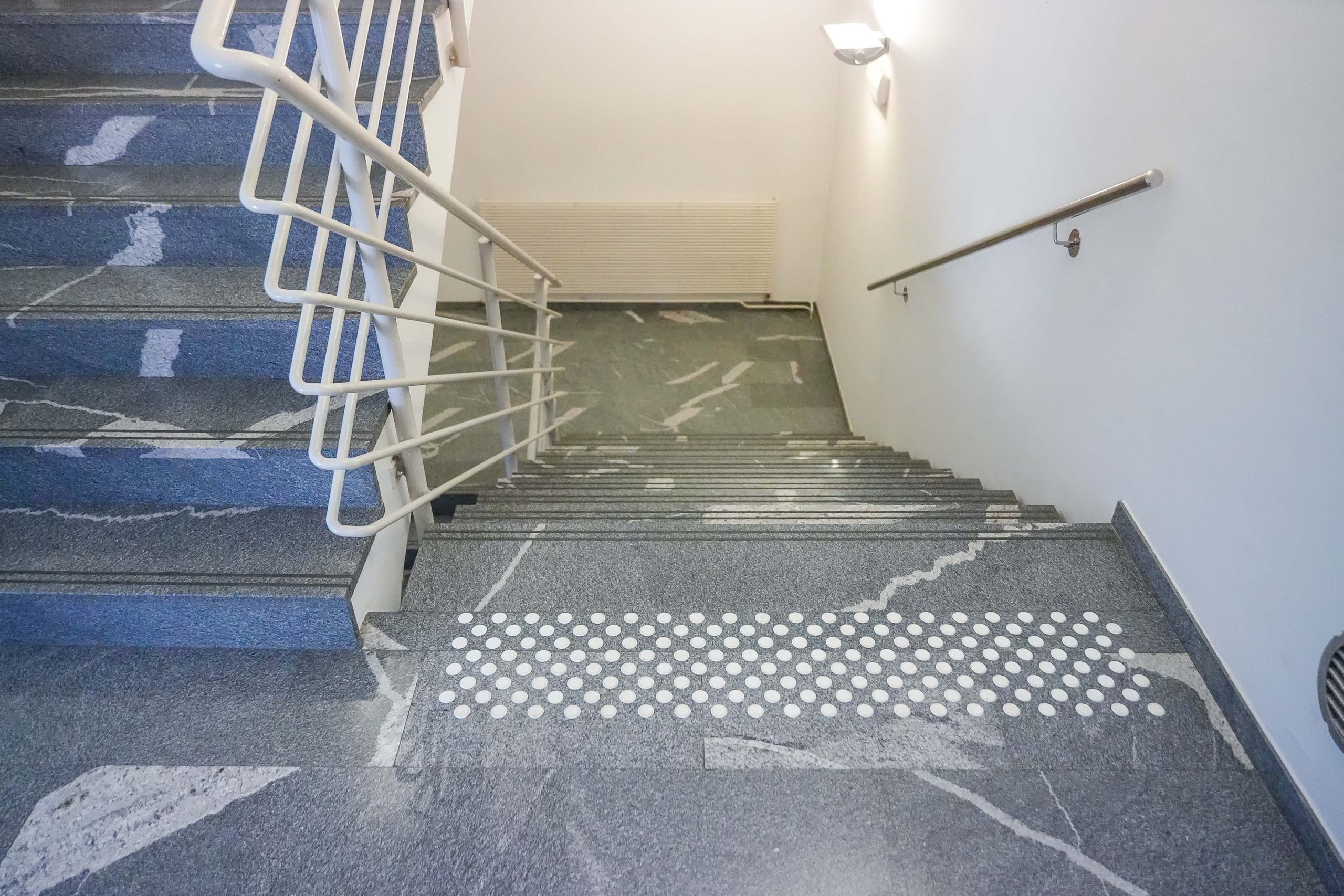 Prikaz belih talno taktilnih oznak na stopnišču- dostopnost objekta