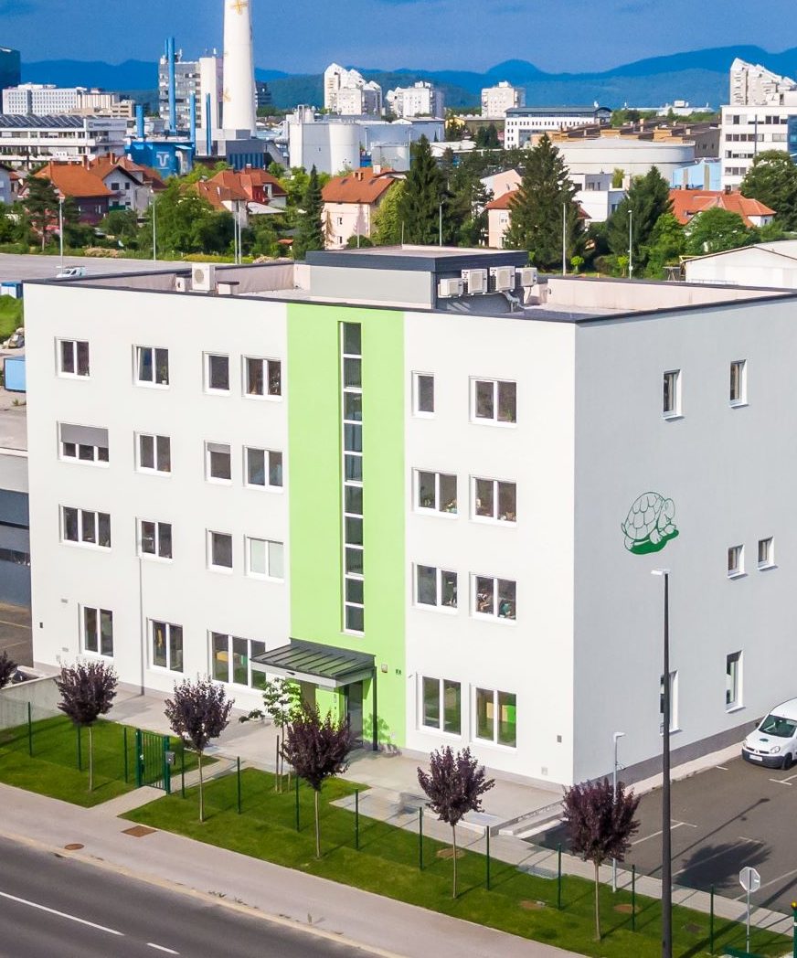 Poslovna stavba Želva v belih in zelenih barvah.